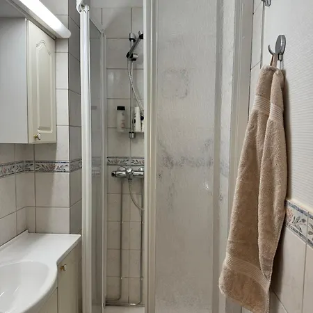 Lilla, Yksioe Omakotitalosta Apartment